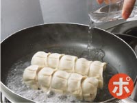 焼き餃子の作り方　3　フライパンに熱湯を入れる。